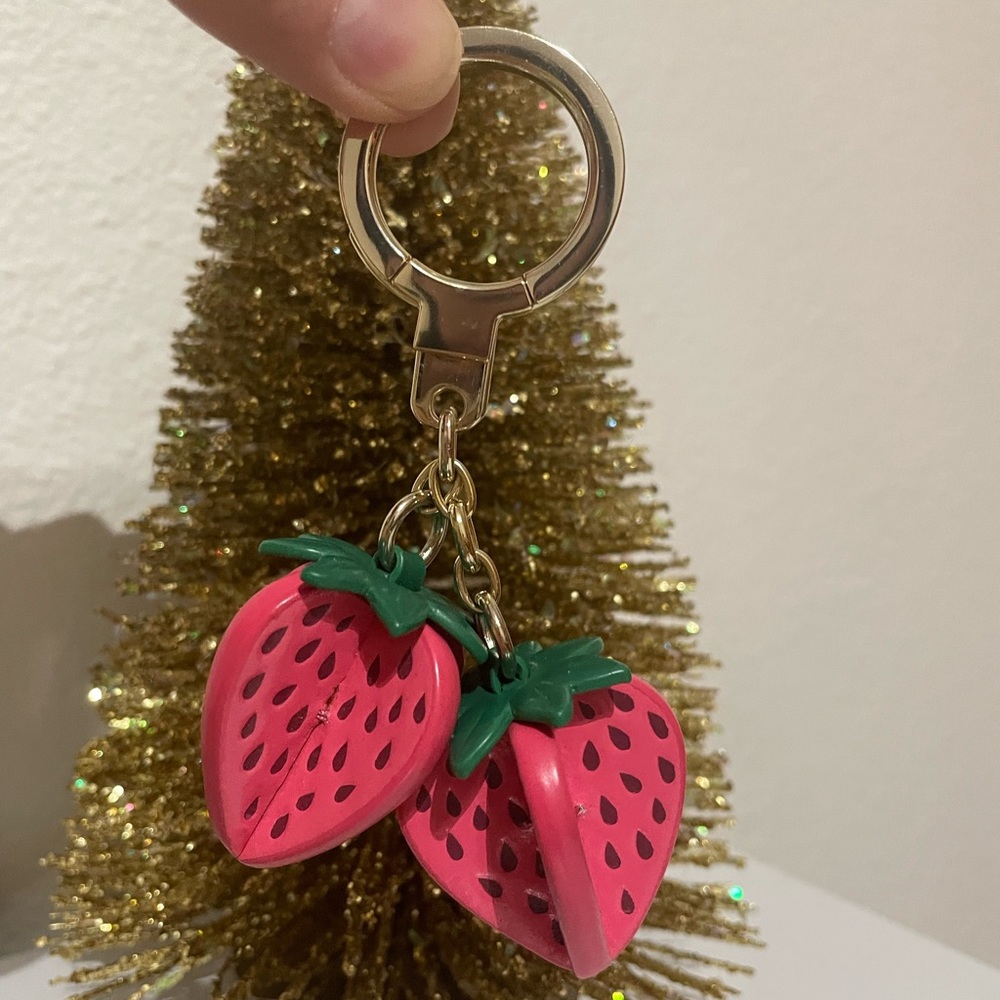 Kate Spade Strawberry Keychain Vintage from 2018 Collection 🍓🍓🍓✨